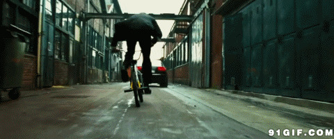 踩自行车狂奔的男子图片:狂奔,自行车,骑自行车