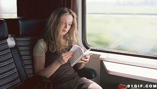 文静女孩列车上看书图片