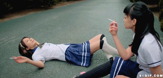 吸烟的女大学生动态图片:吸烟