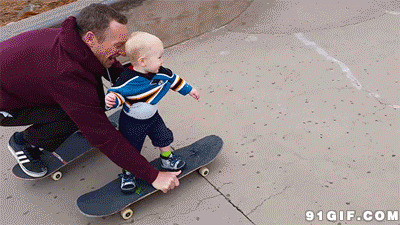 带领小孩滑滑板动态图片:滑板