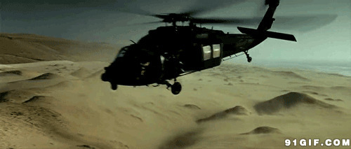 武装直升机飞越沙漠图片
