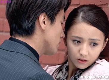 美女被拥抱不知所措图片