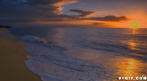 日落海水涌动的海滩图片