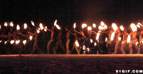男人们舞动的火把图片:火把,舞动