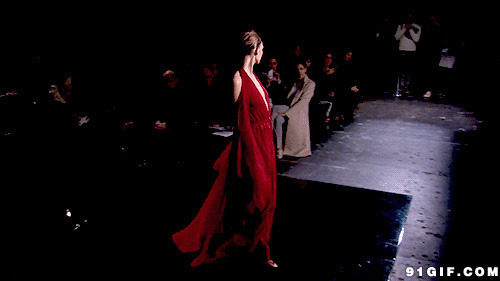 红裙飘飘的时装模特图片