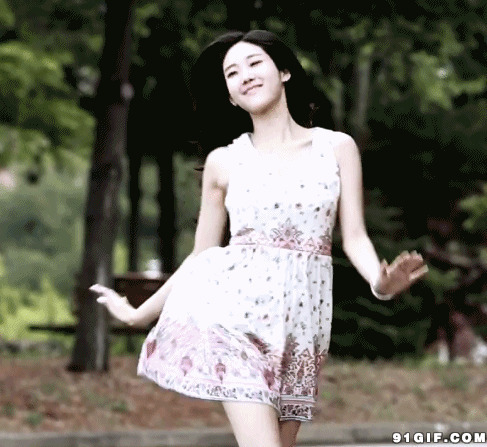 女人走路跳舞动态视频图片:跳舞,开心