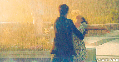 情侣雨中的浪漫动态图片