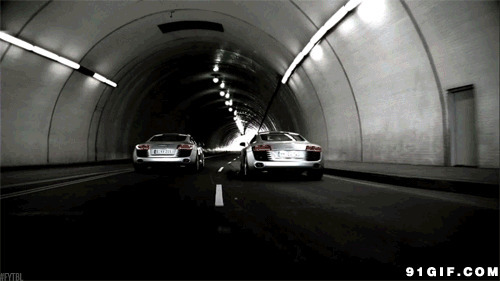 汽车比赛过隧道黑白动态图片:汽车,隧道,黑白