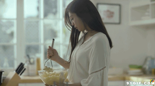 少女厨房搅拌食物图片:厨房,食物,做饭