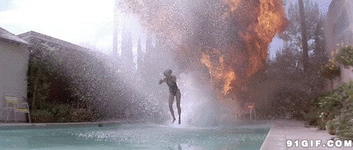 女子泳池跳水被炸飞图片:游泳池,爆炸