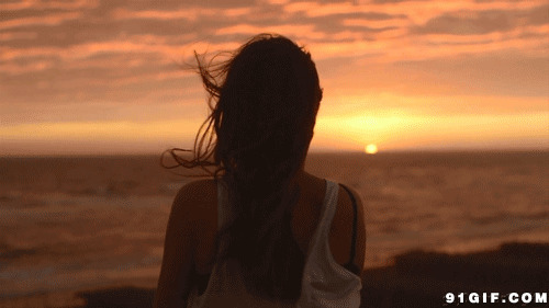海边观看日落少女背影图片:日落,背影,唯美