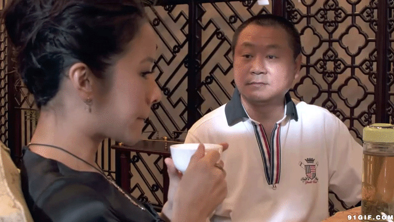 范伟约美女喝茶图片:范伟