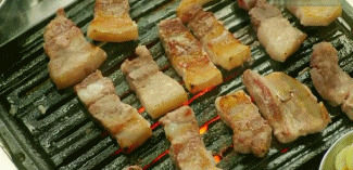 火炉上烤诱人美味肉食图片
