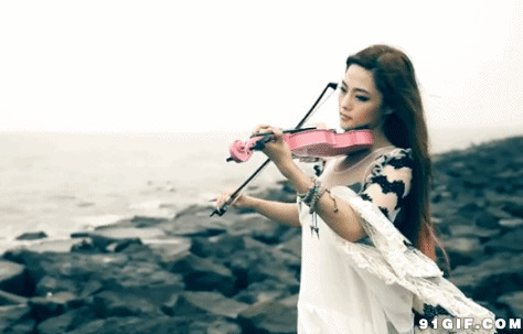 少妇海边拉小提琴动态图片