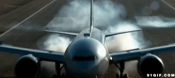 客机跑道滑行冒烟图片:飞机