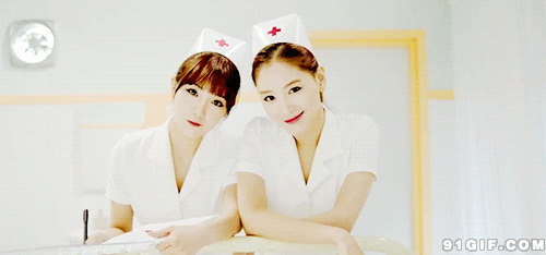 两个高傲的美女护士图片
