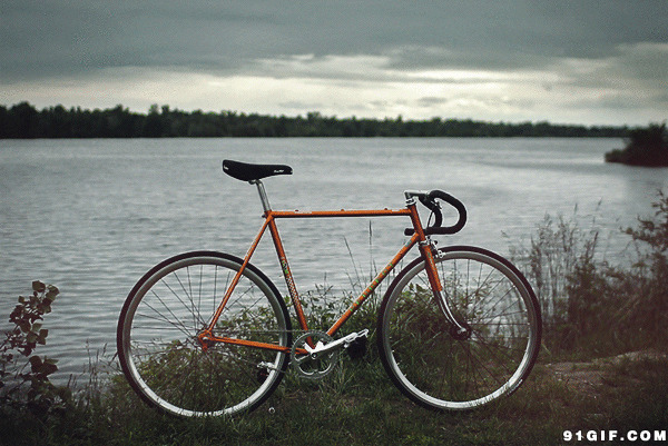 停靠在小溪旁自行车唯美图片:自行车,唯美