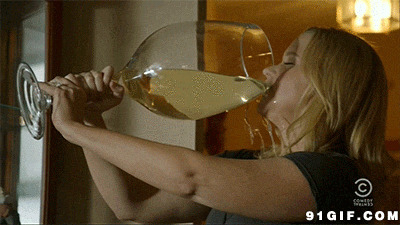 拿巨大酒杯喝酒的女人搞笑图片:喝酒,搞笑