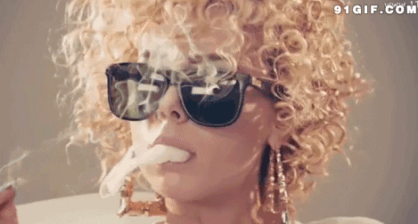 墨镜女人抽烟吐烟雾图片