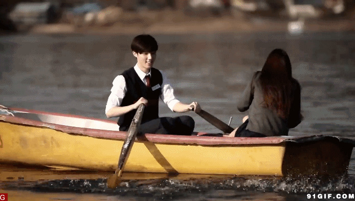 情侣划船戏水图片:情侣,戏水,划船