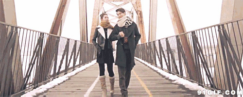 情侣桥上挽手散步图片