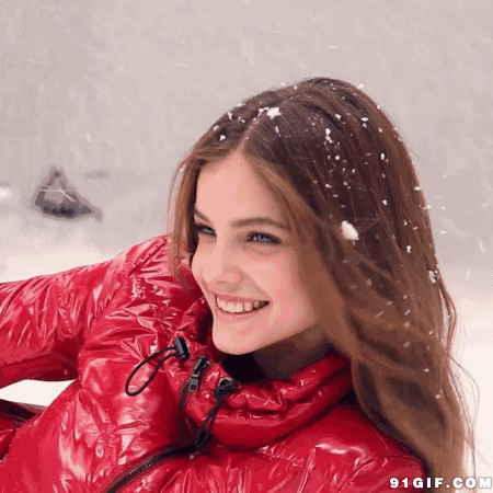 女孩飘雪中开心笑容图片