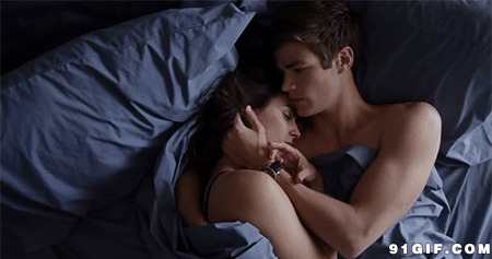情侣床上搂抱睡觉图片:情侣,拥抱,床上