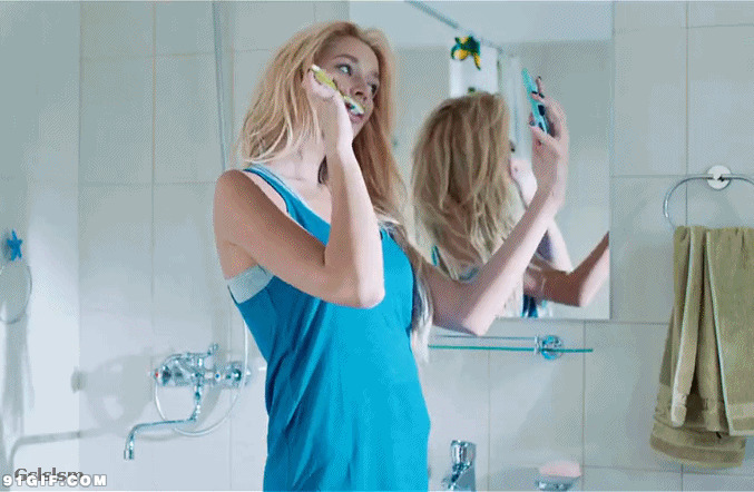 美女刷牙也自拍图片:刷牙,自拍