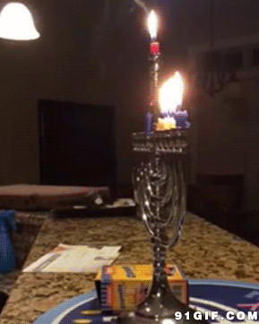 猫猫用爪子拍蜡烛动态图片