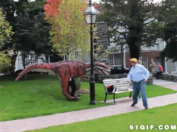 大叔被恐龙吓坏搞笑图片:恐龙,搞笑,吓人