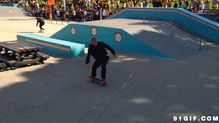 滑滑板过障碍视频比赛图片