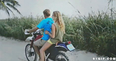 开摩托车的情侣图片