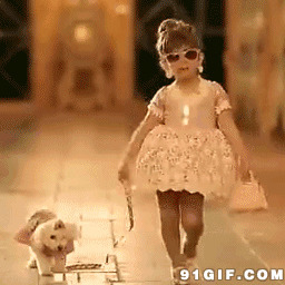 小女孩穿裙子遛狗图片:遛狗,狗狗,小狗