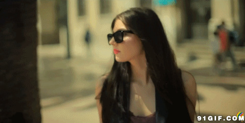 美女戴黑超耍酷逛街图片:墨镜,耍酷,太阳镜,回头