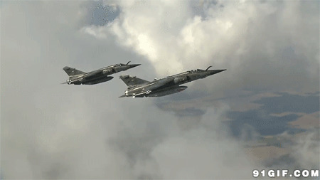 战斗机天空云端飞行图片