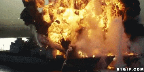 海上舰船爆炸起火图片:爆炸