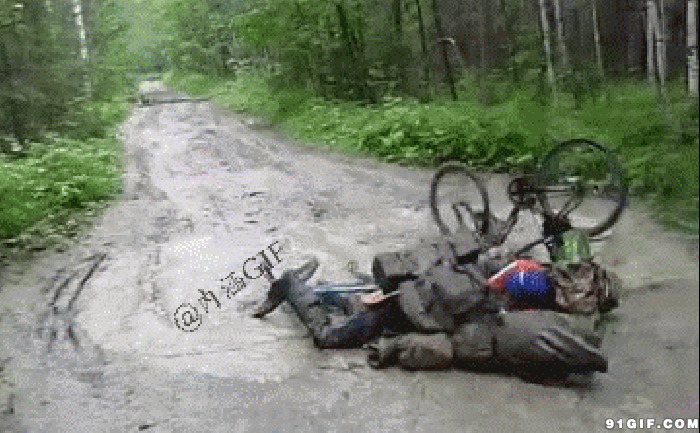 骑车过水坑悲剧的一幕动态图片:骑车,悲剧,摔倒
