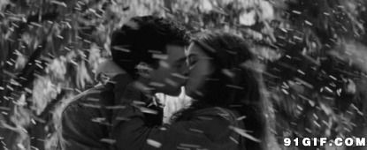 雪中亲吻视频图片:亲吻,情侣
