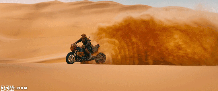 沙漠摩托车卷起的黄沙图片