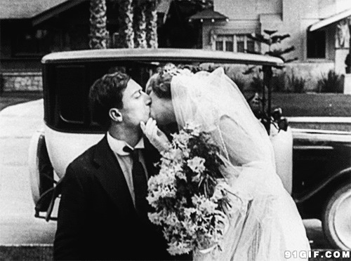 穿婚纱亲吻黑白图片