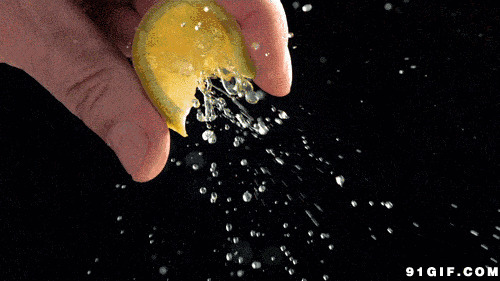 手捏柠檬汁飞溅图片:柠檬,水果
