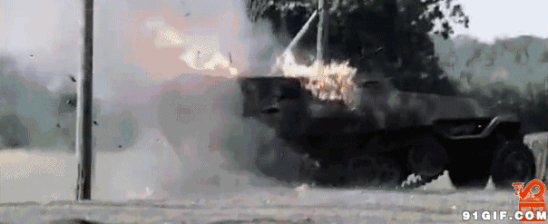 装甲车中弹爆炸动态图片