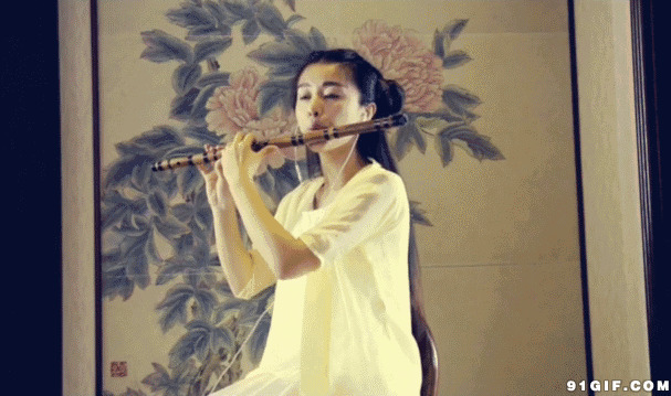 文艺女听歌吹笛子图片:音乐,吹笛,笛子