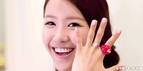 女孩开心秀手中戒指图片:戒指,开心,手指