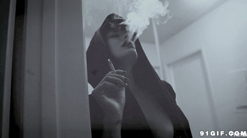 黑衣神秘女郎口吐烟雾图片