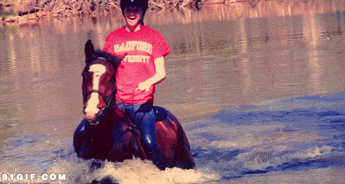 女孩骑马淌过河流图片