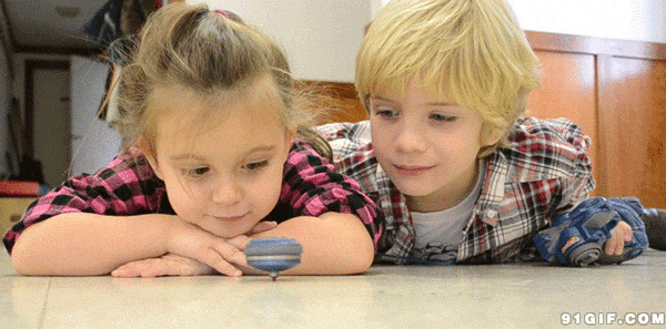 两个小孩盯着陀螺转图片:陀螺,小孩