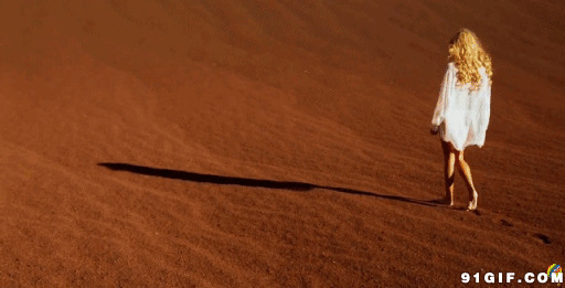 少女行走留下深深足印图片:足印,行走,沙漠,影子