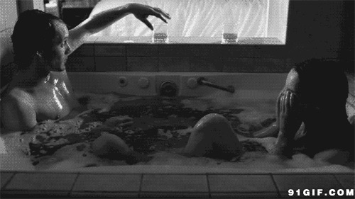 女人泡澡拨水黑白图片