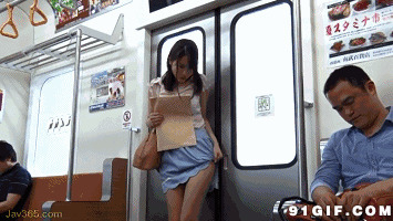 妹子坐地铁裙子被夹动态图片